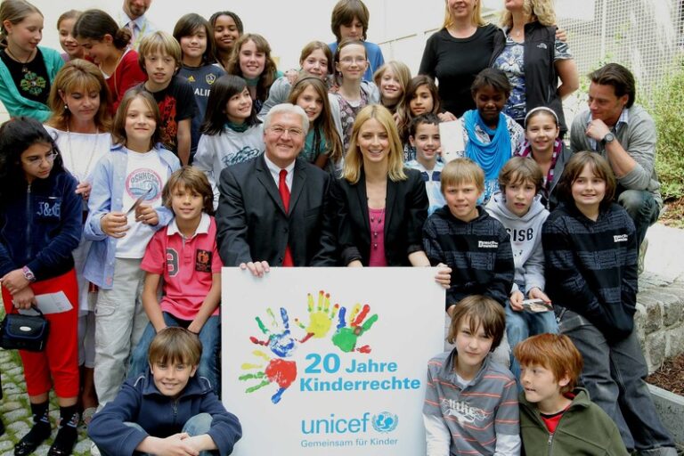 Die S chueler der 5. Klasse der Nelson-Mandela-Schule in Berlin Wilmersdorf diskutierten mit Bundesausssenminister Frank -Walter Steinmeier und UNICEF Botschafterin und Model Eva Padberg ueber"20 Jahre Kinderechte " in der Welt . Zu diesen Thema drehten die Kinder 1 Minutenfilme zum Thema Kindereechte und zeigten Diese. 

Copyright: Eventpress Herrmann 04.06.2009

Eventpress Foto & News Agentur Berlin
Henry H. Herrmann
Perchtastrasse 16  13089 Berlin
Telefon 030 25295303 oder Mobil 0172 3011518  Bankverbindung Berliner Bank BLZ 10020000 Konto: 8384533000 
Finanzamt Berlin-Pankow SteuerNr.. 35/344/61160